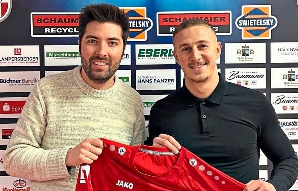 Der Sportliche Leiter des SBC, Kilian Lehrberger (links), begrüßt Rückkehrer Kenan Smajlovic. Der Offensivspieler war bereits von 2019 bis 2023 für die Traunsteiner am Ball. - Foto: Verein