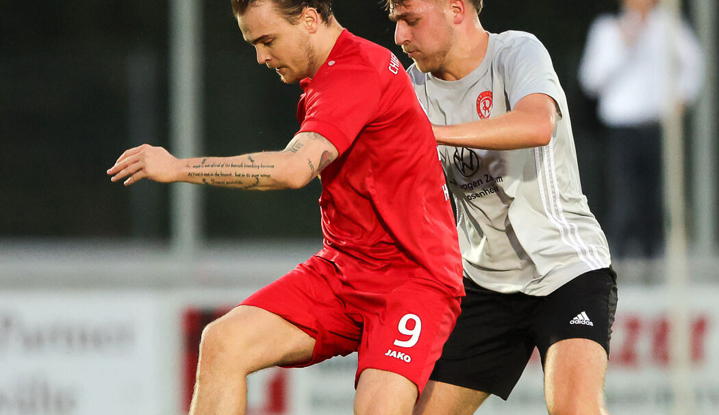 Ballsicher: Julian Höllen, der zweimalige SBC-Torschütze (links) gegen Simon Fischer (rechts). (Foto: Weitz)