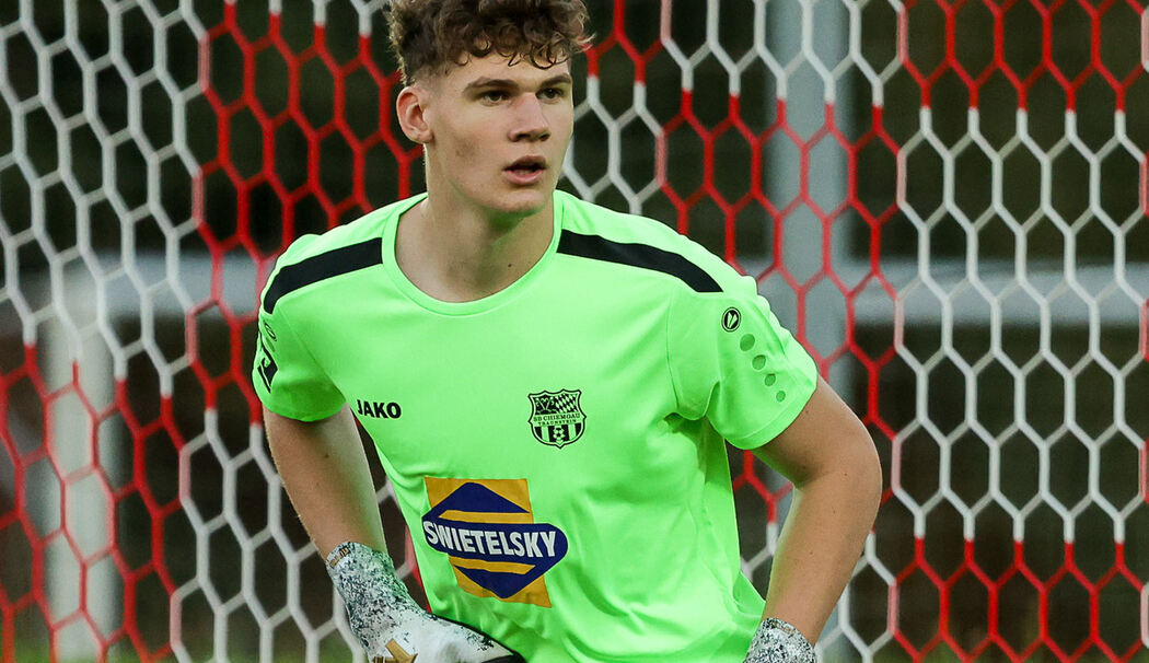 Er hielt zuletzt zweimal den Kasten des SB Chiemgau sauber: Der neue Torwart Christoph Gruber will auch heute in Garmisch-Partenkirchen wieder zu Null spielen. (Foto: Weitz)  