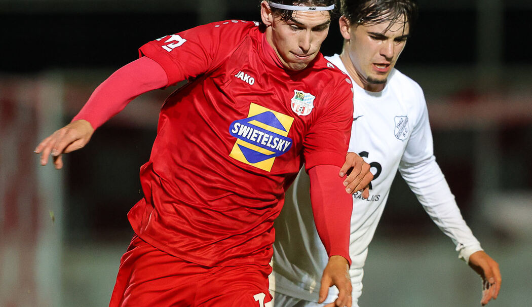Sein Tor kam zu spät: SBC-Spieler Lennard Schweder (links, hier im Duell gegen den Kirchheimer Jan Köhler) traf in Garmisch, letztlich verloren die Traunsteiner dieses Landesliga-Spiel aber mit 1:3. (Foto: Weitz) 