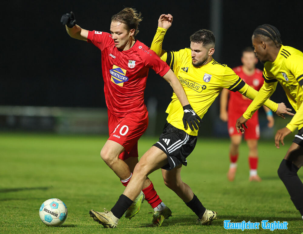 Er trug mit einem Treffer zum Sieg des SB Chiemgau bei: Andrii Pelypenko (links), der Schütze des 1:0, hier gegen Kerem Tokdemir. (Foto: Weitz) 
