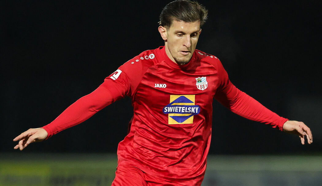 Was war das für ein wichtiger Sieg für den SB Chiemgau Traunstein! Der ersatzgeschwächte Fußball-Landesligist überraschte mit einem 2:1-Erfolg beim FC Schwabing München. Nach dem zweiten Dreier hintereinander – eine Woche zuvor hatte es ja das 2:1 im Kellerduell gegen den SVN München gegeben – kletterte das Team von Spielertrainer Gentian Vokrri zum Abschluss der Vorrunde auf den 15. Tabellenplatz vor. Der Rückstand aufs rettende Ufer – Tabellenvierzehnter ist der FC Wacker München – beträgt noch zwei Punkte.  »Bei den heimstarken Schwabingern zu gewinnen, ist nicht so einfach. Aber der Sieg war aufgrund der ersten starken Halbzeit total verdient«, sagte SBC-Abteilungsleiter Uli Habl nach der Partie. »Die beiden Siege waren jetzt wichtig für den Kopf. Aber an unserer Situation hat sich deswegen nicht großartig etwas verändert«, machte er deutlich, dass dem SB Chiemgau im Abstiegskampf noch harte Wochen bevorstehen werden.