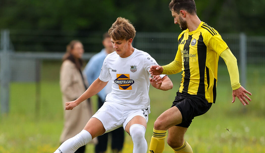 SBC-Spieler Michael Steinbacher (links, hier im Duell gegen den Töginger Alexander Huber) hat seine Rot-Sperre abgesessen und steht heute Abend im Spiel gegen den TSV Wasserburg wieder im Kader. (Foto: Weitz)  