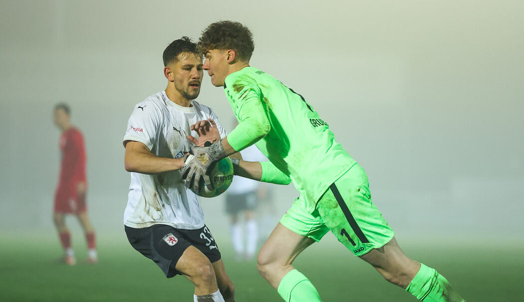 In dieser Szene blieb SBC-Tormann Christoph Gruber (rechts) Sieger gegen den Wasserburger Robin Ungerath, gegen den er auch einen Elfmeter hielt. Einmal netzte der Stürmer der Gäste im Inn/Salzach-Derby aber ein. (Foto: Weitz)  