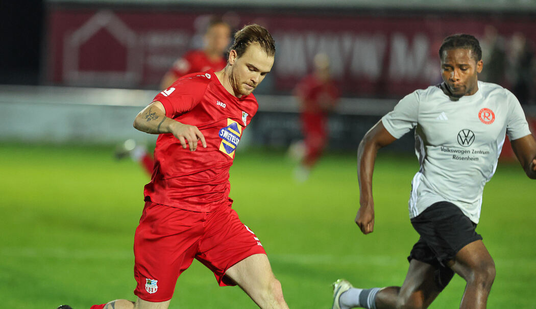 SBC-Stürmer Julian Höllen (links, hier im Duell gegen den Rosenheimer Fabian Ngounou Djayo) hat seine Rot-Sperre abgesessen und kehrt heute in den Kader der Traunsteiner im Heimspiel gegen den VfB Hallbergmoos-Goldach zurück. (Foto: Weitz)  
