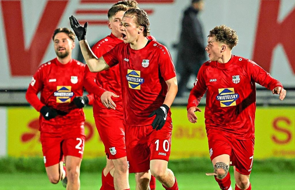 Andrii Pelypenko (Nummer 10) kann am 14. November zwar nicht dabei sein, doch die Traunsteiner um Arber Tafilaj und Alessandro Discetti (rechts) möchten gegen Hallbergmoos trotzdem Grund zum Jubeln haben. - Foto: Weitz