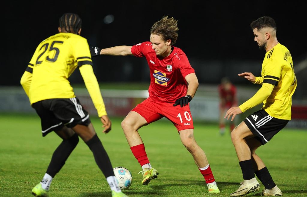 Andrii Pelypenko (Mitte) traf zum 1:0-Siegtreffer für den SB Chiemgau Traunstein in Kirchheim. − Foto: Weitz