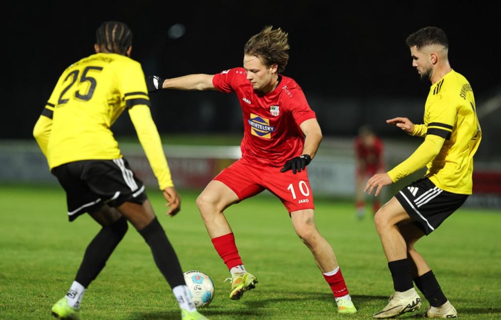 Andrii Pelypenko, der Schütze des Traunsteiner 1:0 gegen Christ Emmanuel Makangilu (25) und Kerem Tokdemir (C) vom SVN München. - Foto: Weitz