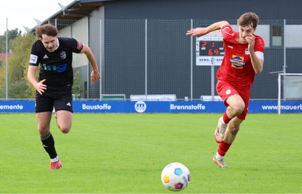 Traunsteins Kapitän Hannes Kraus (rechts) hofft mit seiner Truppe auf einen guten Frühjahrsrunden-Start in Unterföhring. - Foto: Zucker