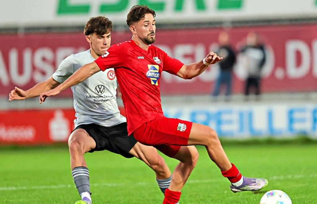Arber Tafilaj (in Rot) möchte heute mit dem SB Chiemgau das Kellerduell gegen den SVN München gewinnen. - Foto: Weitz