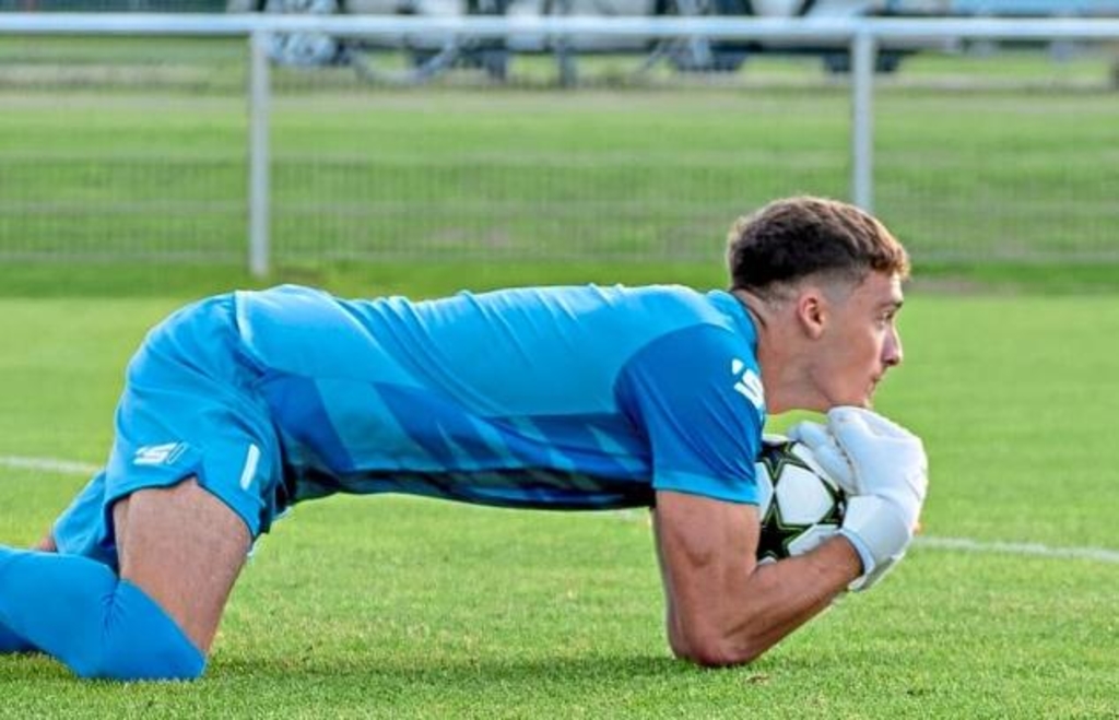Julian Disterer sichert die Kugel. Seit der 22-jährige Tachertinger beim FC Schwabing zwischen den Pfosten steht, geht es mit dem Verein aus der Landeshauptstadt deutlich bergauf. - Foto: Herbert Wirtz
