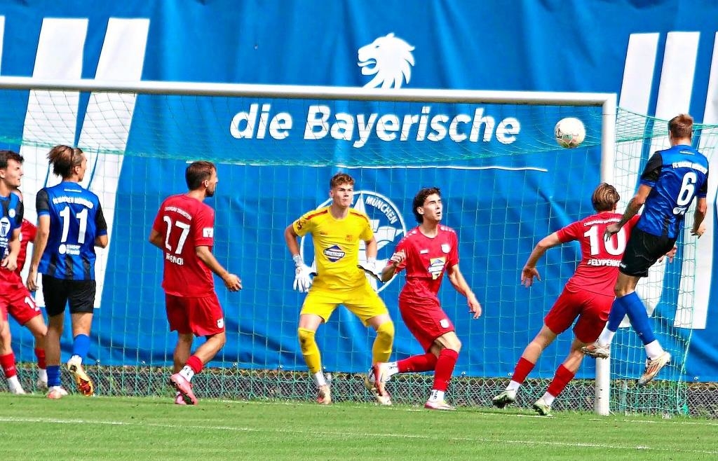 Hervorragendes Debüt des Schneizlreuthers Christoph Gruber (in Gelb): Beim Traunsteiner 1:0-Sieg an der Demleitnerstraße in München hielt der Neuzugang aus Burghausen seinen Kasten sauber. - Foto: Fehrmann