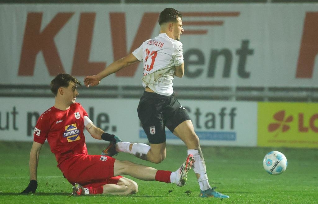 Der Wasserburger Torschütze zum 2:0 Robin Ungerath setzt sich hier gegen den Traunsteiner Hannes Kraus durch − Foto: Weitz